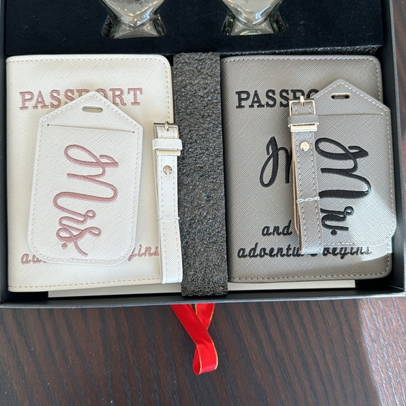 Chelmon Mr. And Mrs. Passport holders, luggage tags, frame, sand keeper nwt - Picture 4 of 6